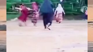 sepak bolanya emak emak