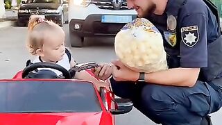police man chalan on kids car. amazing video