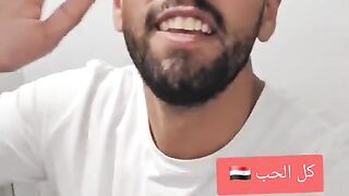 ناشط عربي بفرحة ومعنويات عالية