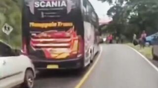 [VIDEO] Longsor di Bambapuang, Jalan Poros EnrekangToraja Amblas dan Macet 3 Jam