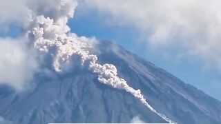 [VIDEO] Gunung Semeru Erupsi Luncurkan Awan Panas Sejauh 4 Kilometer