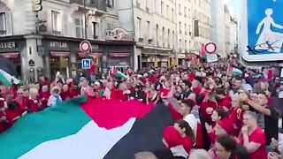 parisشهد استثنائي من قلب العاصمة الفرنسية