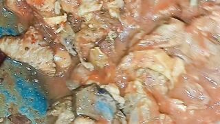 Marinasi daging sapi nya kedalam bumbunya