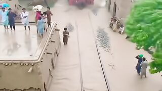 train Pani Mein chal rahi hai