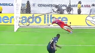 Kiper satu ini bukan cuma jago menjaga gawang, tapi juga jago bikin penonton ketawa!