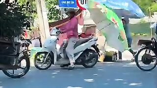 Perang payung ibuk-ibuk sekarang