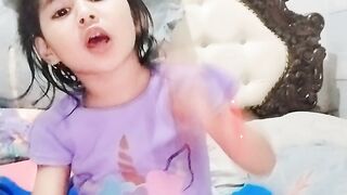 Lah kok makan di atas kasur