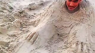 Teman Yang iseng Bermain di pantai