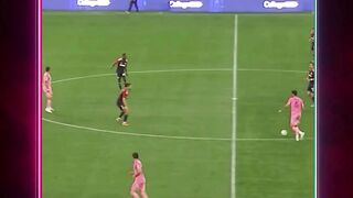 Umpan unik dari Sergio Busquets disambut dengan penyelesaian