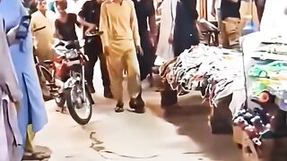 mujhe laga ki koi bahut bada Afsar a raha hai