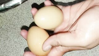 Tambahkan dua butir telur kocok sampai pecah memutih