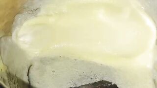 Kocok telur dengan gula