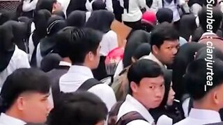 Senin Pagi 14 Juli 2025, ribuan pelamar kerja memadati kawasan Santiong, Jalan Siliwangi, Cianjur!
