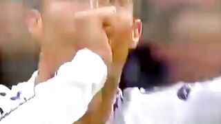 mengajak anak untuk lihat bapak nya bermain