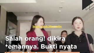 Lagi asik main TikTok sendiri, eh tiba-tiba ada yang nyusul ikut joget