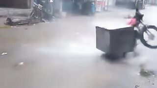 motorcycle per aasmani bijali Gir gai
