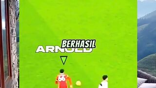 Saat bek jadi bintang lapangan!