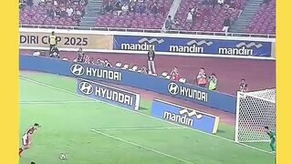 Jens Raven Cetak Double Hattrick