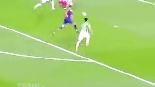 Messi has eyes behind his head????