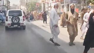 یا اللّه پاکستان پر رحم فرما اور پاکستان کو لوٹنے والوں کو تباہ برباد کر دے امین