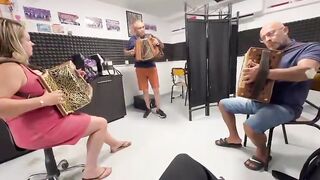 Laurence Musicalie e os seus alunos numa musica especial.