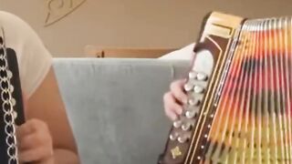 Esta fantástica música e tocada pelas irmãs Pires Grande  Dupla. duet folk music folkmusic