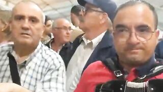 Todos os bons tocadores de concertina estão aqui neste grupo. música duet festacultura folclore