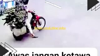 Kakek satu ini nekat bawa segunung pisang naik motor!