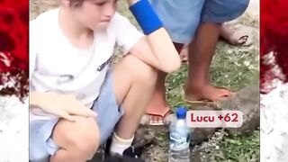 momen Anak Bule Mencoba permainan lokal yang ada di bali