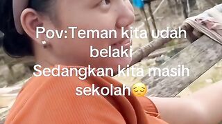 Mengunjungi teman