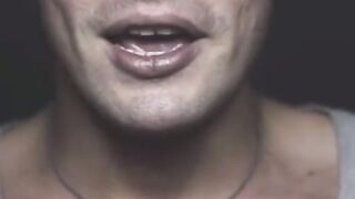 Ваша девушка ходит к гадалкам и верит в гороскопы 3