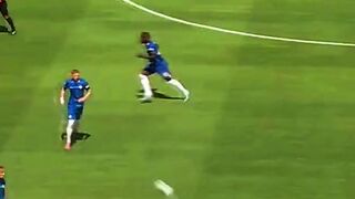 Marc Cucurella defens