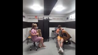 Este aluno anda a aprender a tocar concertina com a professora Laurence Musicalie. (1)