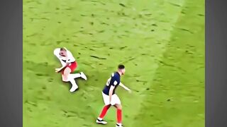 Pemain yang menggendong 1 Negarambappe kylianmbappé france football fyp