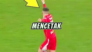sebelum mencetak gol dengan gaya mengejek ke lawan