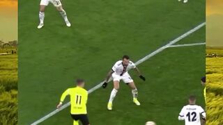 Ada banyak pemain hebat, tapi cuma satu Marco  bikin jatuh cinta bukan cuma skill-nya, tapi caranya bertahan di tengah badai.