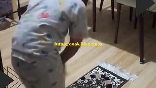 Niatnya mau sholat. tapi perut nggak bisa diajak kompromi!