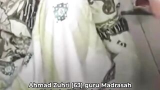 seorang guru di lempar sendal saat mengajar