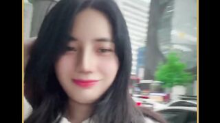 DUNIABET Vibes! Cewek Cantik Jalan-Jalan Sambil Senyum Bikin Auto Happy