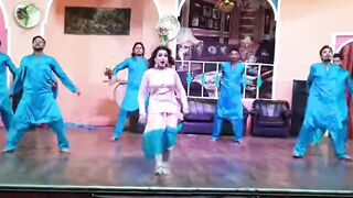Pakistani Stage Girl Warda Khan Dance