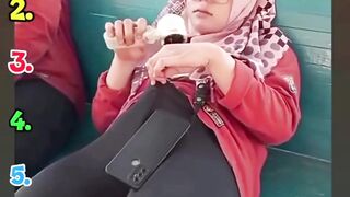 Tahan Ketawa nya
