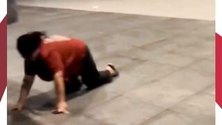 Angin kencang disebabkan oleh Topan Wipha di Zhuhai, Provinsi Guangdong