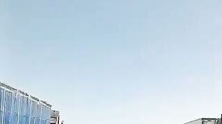 مقطع حديث يظهر اصطفاف مئات الشاحنات المحملة