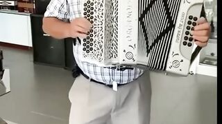 Era um grande artista tanto a cantar como a tocar o saudosoJosé Carvalhal. culturaeturismo accordion música culturadiversa music