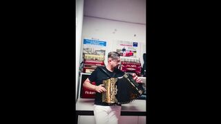 Para tocar marchas populares na concertina so pudia ser o As da concertina.