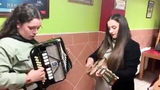 Olívia, uma grande tocadora de concertina com a sua amiga a tocar violino grande dupla.