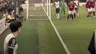 ada yang tau kenapa saat corner tangannya di angkat ?