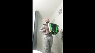 Grande tocador de concertina escutem e apreciem como toca na perfeicao.