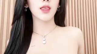 Gadis Cantik dan Seksi Lipsync, Bersenandung dengan Penuh Gaya!