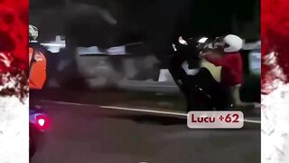 Ownernya di tinggal motor , akibat motornya lapar